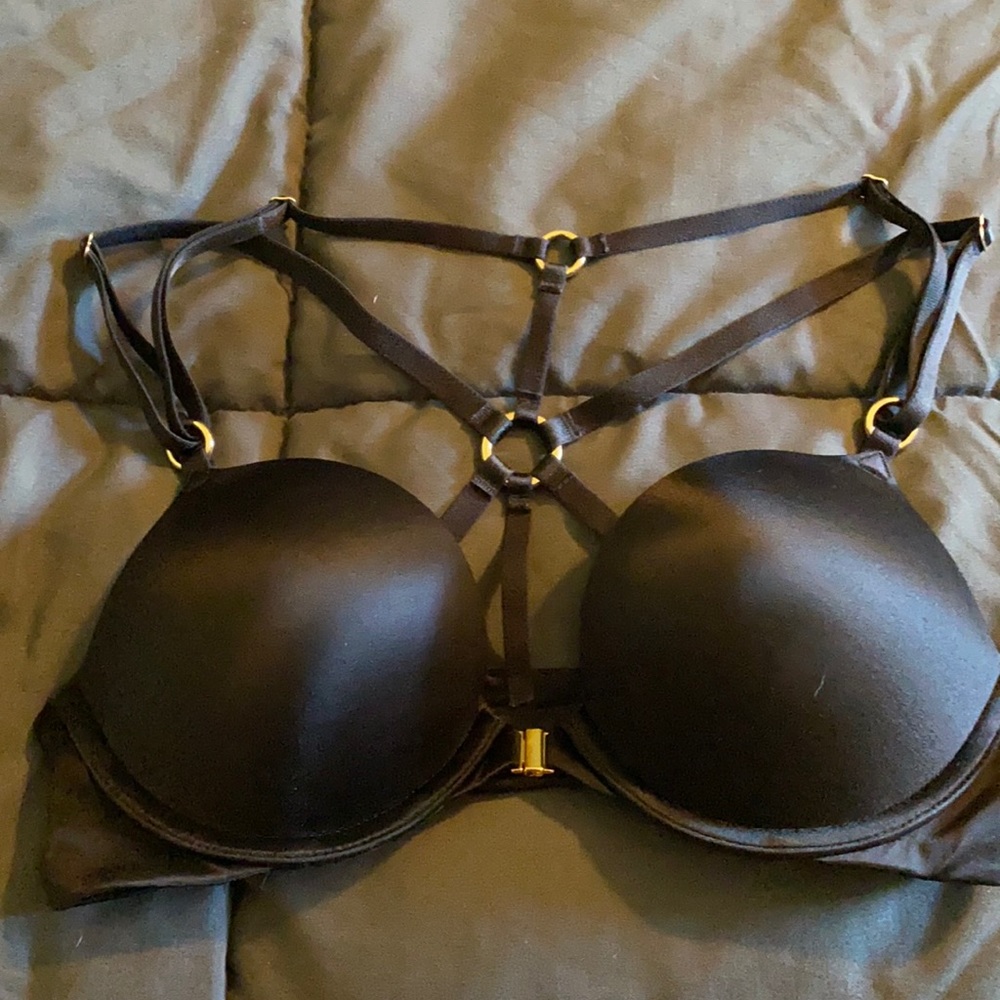 Victoria’s Secret bombshell bra wore once